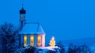 Romantische Weihnachtskapelle mit Christbaum in Bayern | Bild: colourbox.com