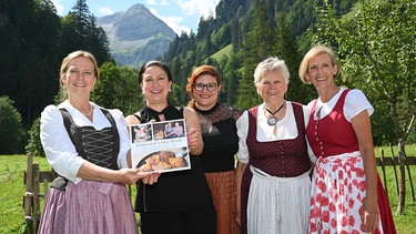Allgäu-Kochbuch: Von links nach rechts: Dr. Sabine Rödel, Petra Kluger, Hannah Kluger, Marianne Anwander und Rosa Schmid. | Bild: Wolfgang B. Kleiner