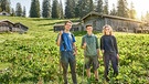 Bergbauern: Jungbauer Martin Mayr (Mitte) mit seinen Geschwistern Florian und Vreni beim Almauftrieb | Bild: Klaus Einwanger