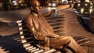 Auf einer Bank sitzt die Figur des ungarischen Komponisten Emmerich Kalman in Budapest in Ungarn am Abend vor dem Budapester Operettentheater.  | Bild: picture-alliance/dpa