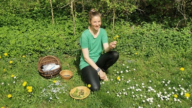 Kräuterpädagogin Tina Auf dem Kampe erklärt, welche Kräuter jetzt im Frühling wachsen und wie sie früher verwendet worden sind. | Bild: BR/Sandra Demmelhuber