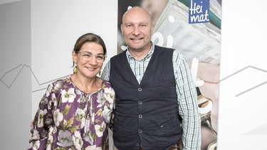 Moderatorin Hermine Kaiser mit Lotto-Gewinner-Betreuer Rainer Holmer. | Bild: BR/Philipp Kimmelzwinger