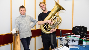 Stofferl Well (links) mit Stefan Huber (La Brass Banda, Kapelle So + So).  | Bild: BR/Johanna Schlüter