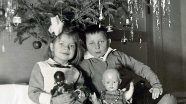 Zwei Kinder unterm Christbaum | Bild: BR/SWR/Brigitte Hoff