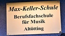 Berufsfachschule für Musik in Altötting: Das dezente Türschild neben der Eingangstüre lässt es schon erahnen - Eine gute Ausbildung ist GOLDWERT | Bild: BR/Martin Wieland