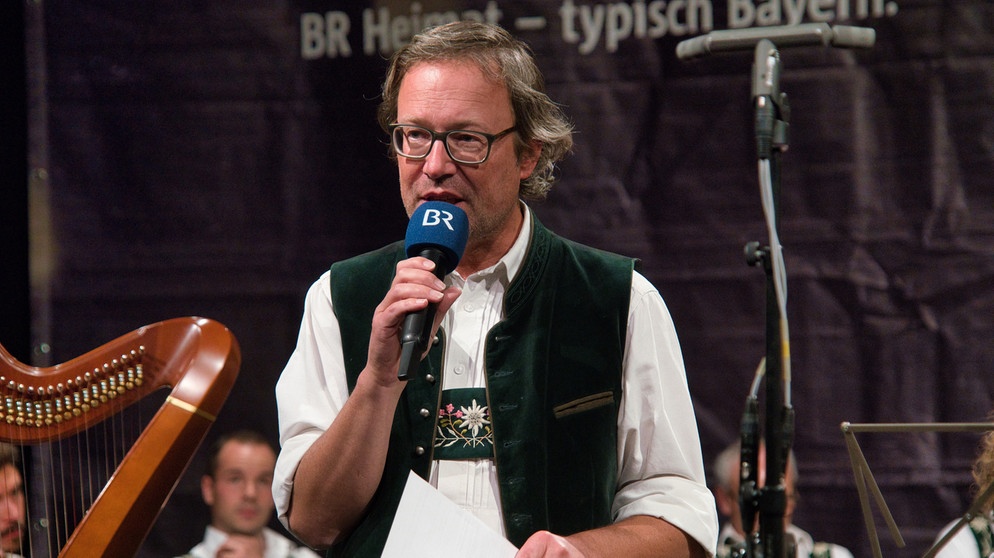 Treffpunkt Volksmusik November 2022: Moderator Johannes Hitzelberger | Bild: BR/Thomas Merk