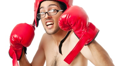 Ein schwächlicher junger Mann mit Boxhandschuhen | Bild: colourbox.com
