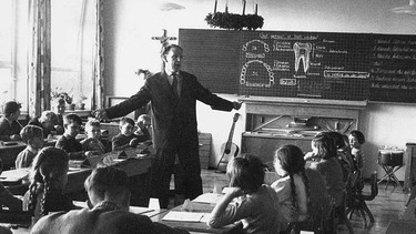 Blick in den Klassenraum der einklassigen Dorfschule in Kaltenberg im Landkreis Landsberg im Dezember 1960 | Bild: picture-alliance/dpa