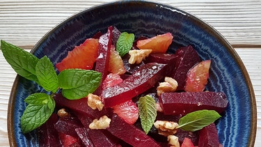 Rote-Bete-Salat mit Orange und Walnüssen | Bild: Margit Proebst
