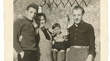 Alexander Metz mit Mama, Onkel Schorsch und Franz (1949) | Bild: Alexander Metz