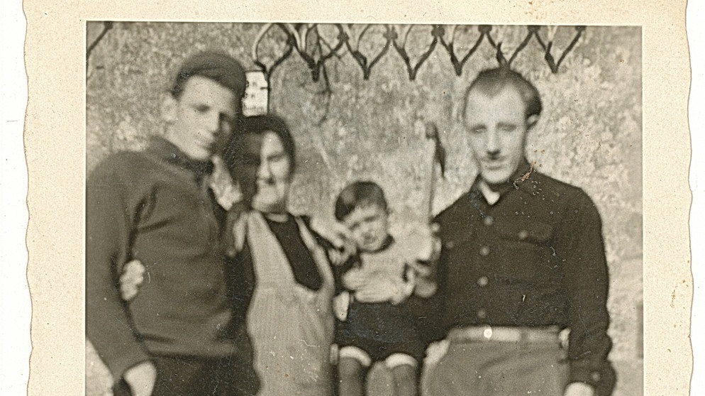 Alexander Metz mit Mama, Onkel Schorsch und Franz (1949) | Bild: Alexander Metz