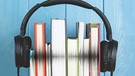 Podcast-Bild: Bücher mit Kopfhörer | Bild: colourbox.com