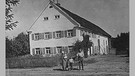Theresa Lew: Theresas Geburtshaus in Immelstetten mit Großvater, Großmutter, Bruder Hermann und Thea | Bild: Alexander Metz