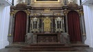 Altar in der Tegernseer Kirche mit Stiftersarg | Bild: BR/Roland Götz