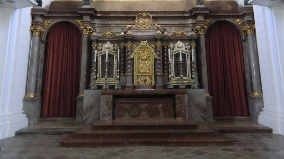 Altar in der Tegernseer Kirche mit Stiftersarg | Bild: BR/Roland Götz