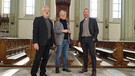 Von links: Architekt Andreas Hlawaczek; Projektleiter der Erzdiözese München und Freising Klaus Bogner, Pfarrer Engelbert Dirnberger | Bild: BR/David Friedmann