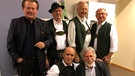 Prof. Wilfried Scharf, Waakirchner Volksmusik (stehend von links), Manuel Kuthan und der Zither-Manä (unten von links) | Bild: BR/Evi Strehl