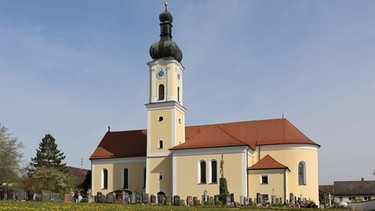 Kath. Pfarrkirche Mariä Himmelfahrt in Oberschneiding in Niederbayern | Bild: Armin Reinsch