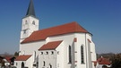Kath. Pfarrkirche St. Benedikt in Postmünster in Niederbayern | Bild: Sepp Denk