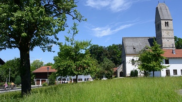 Kath. Pfarrkirche Mariä Himmelfahrt in Hirnsberg bei Bad Endorf | Bild: Tourist Info Bad Endorf