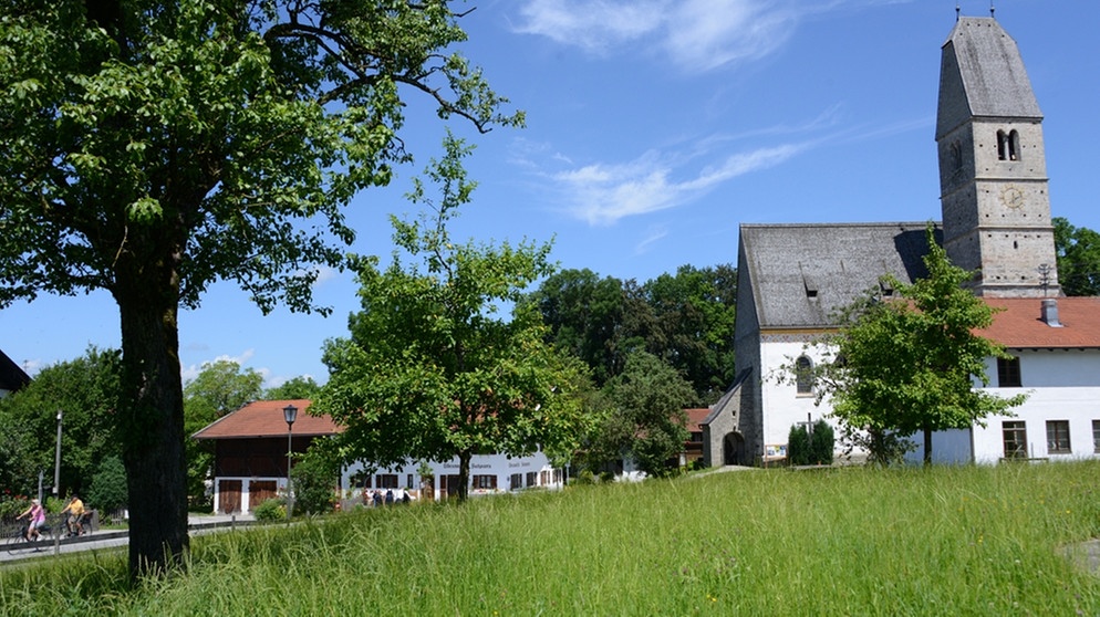 Kath. Pfarrkirche Mariä Himmelfahrt in Hirnsberg bei Bad Endorf | Bild: Tourist Info Bad Endorf