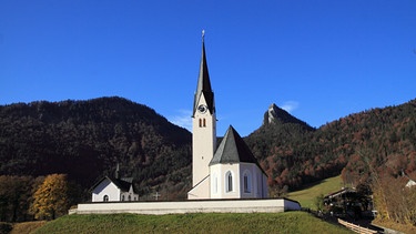 Kath. Pfarrkirche St. Leonhard in Kreuth in Oberbayern | Bild: Ludwig Hörth
