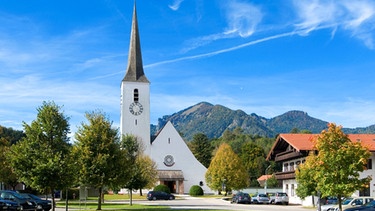 Kath. Pfarrkirche zum Heiligen Blut in Marquartstein  | Bild: Gemeinde Marquartstein