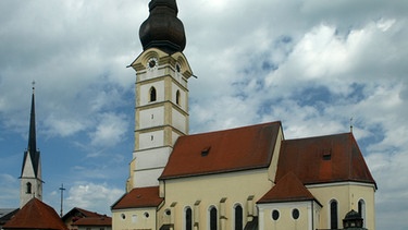 Kath. Pfarrkirche Mariä Himmelfahrt mit St. Elisabeth in Schnaitsee | Bild: Richard Hellmeier