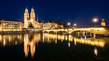 Grossmünster mit Wasserkirche und Münsterbrücke bei Nacht | Bild: dpa picture alliance  imageBROKER  Robert Haasmann