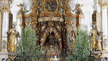 Hochaltar von Hans Schön d. Ä., 1630, in der Wallfahrtskirche Mariä Himmelfahrt in Tuntenhausen | Bild: picture alliance/imageBROKER Martin Siepmann