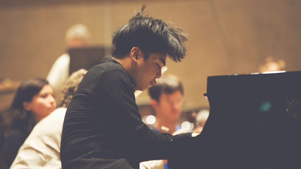 JeungBeum Sohn spielt am Klavier. | Bild: BR/Daniel Delang