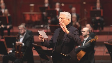 Schauspieler Udo Wachtveitl bei einem Konzert mit dem Münchner Rundfunkorchester | Bild: © Astrid Ackermann