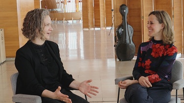 Die amerikanische Geigerin Hilary Hahn (links) im Gespräch mit Cellistin und KlickKlack-Moderatorin Sol Gabetta. | Bild: BR