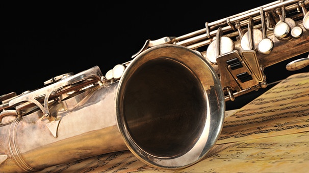 Saxophon liegt auf einem Notenblatt | Bild: colourbox.com