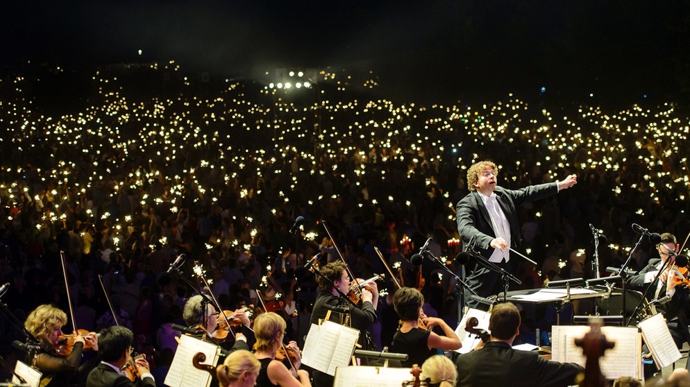 Marcus Bosch dirigiert die Staatsphilharmonie Nürnberg | Bild: Uwe Niklas 