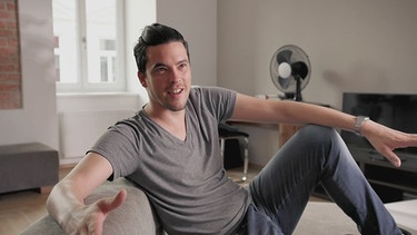 Der Sänger Andrè Schuen aus Südtirol im Interview auf der Couch | Bild: (c) BR