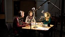 Im Studio - die jungen Journalisten beim Einsprechen | Bild: Astrid Ackermann