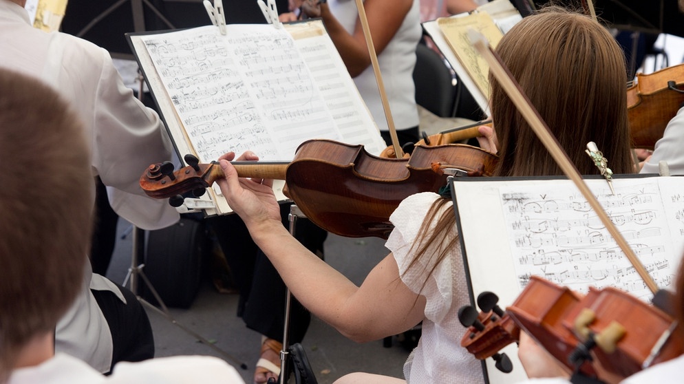 Sitzordnung im Orchester: Junge Musikerinnen hinter ihren Notenpulten | Bild: colourbox.com