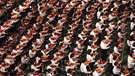 Tausende japanische Kinder bei einem Konzert nach der Suzuki-Methode im Jahr 2002 | Bild: picture-alliance/dpa