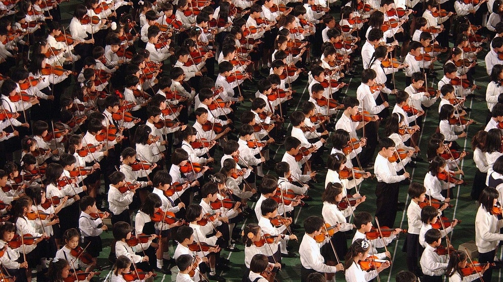 Tausende japanische Kinder bei einem Konzert nach der Suzuki-Methode im Jahr 2002 | Bild: picture-alliance/dpa