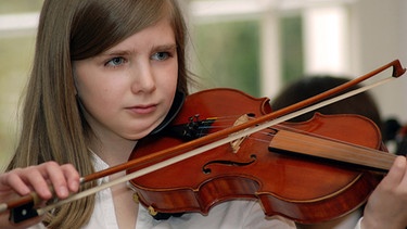 Die 10-jährige Suzuki-Geigenschülerin Lucia Gatzweiler im Jahr 2008 | Bild: picture-alliance/dpa