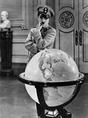 Charlie Chaplin in "Der große Diktator" aus dem Jahr 1940 | Bild: picture-alliance/dpa