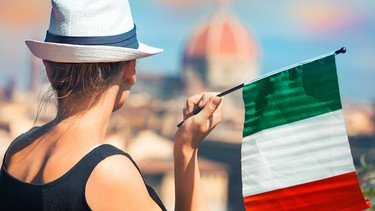 Frau mit italienischer Flagge | Bild: colourbox.com / Anna Omelchenko
