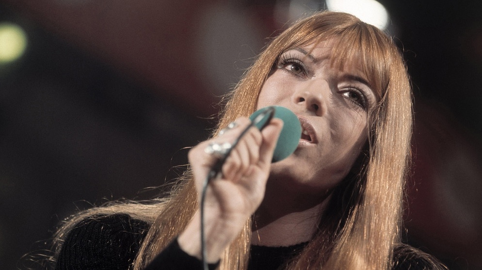 Schlagersängerin Katja Ebstein 1970 in der Hitparade | Bild: picture alliance /United Archives
