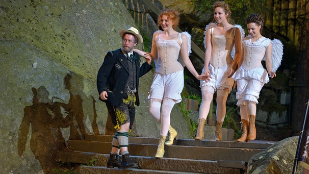Opbenair Theater "Fahnenweihe" ein Herr  mit drei weiß gekleideten Engeln | Bild: picture-alliance/dpa