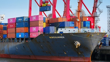 Containerschiff | Bild: dpa/picture alliance/Rupert Oberhäuser | Rupert Oberhäuser