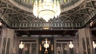 Gefertigt in Bayern: Der prunkvolle Kronleuchter in der Sultan Qabus Moschee in Muscat | Bild: Hilde Stadler / BR