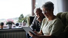 Eine Seniorin hält ein iPad in der Hand. | Bild: BR/Julia Müller