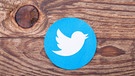 Twittersymbol auf einem Holzbrett | Bild: colourbox.com