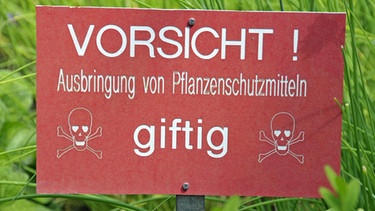 Rotes Schild mit der Aufschrift "Vorsicht! Ausbringung von Pflanzenschutzmitteln. Giftig" | Bild: picture-alliance/imageBROKER